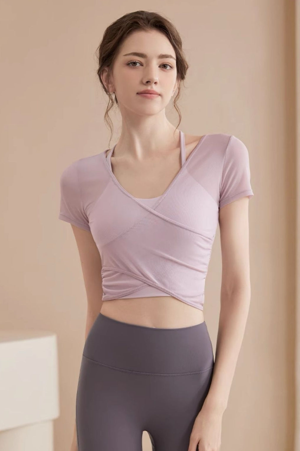 Women’s Short-Sleeve Pilates Tank with Built-In Chest Pad – Slim Fit & Breathable
