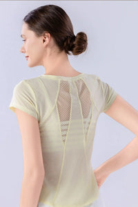 Quick-Dry Yoga Top with Breathable Back Panel – Lightweight & Stylish Activewear